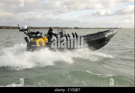 Les côtes de patrouille maritime de la police sur un jour froid et venteux. Solent. L'Angleterre. Octobre 2012. Banque D'Images