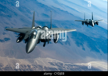 US Air Force F-15E Strike Eagles volent en formation le 21 juin 2011 près de l'US Army Centre national de formation à Fort Irwin, en Californie avant d'être ravitaillé par un KC-135. Banque D'Images