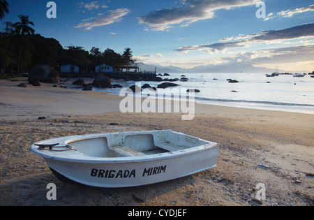 Vila do Abraao à l'aube, Ilha Grande, l'État de Rio de Janeiro, Brésil Banque D'Images