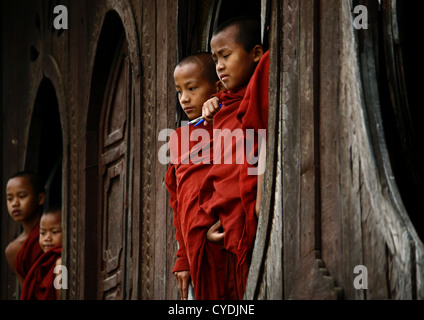 Les novices des moines bouddhistes dans le monastère Shwe Yan Pyay, Myanmar Banque D'Images