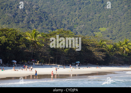 Les gens sur la plage de Lopes Mendes, Ilha Grande, l'État de Rio de Janeiro, Brésil Banque D'Images