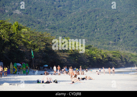 Les gens sur la plage de Lopes Mendes, Ilha Grande, l'État de Rio de Janeiro, Brésil Banque D'Images