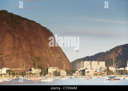 Les téléphériques de mont du Pain de Sucre (Pao de Acucar), Rio de Janeiro, Brésil Banque D'Images