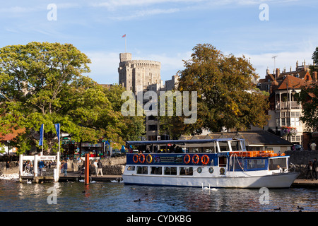 Bateau de tourisme sur la Tamise au château de Windsor, Windsor et Maidenhead, Royaume-Uni Banque D'Images