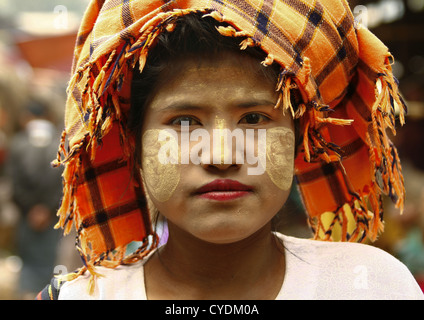 Fille avec Thanaka sur les joues, Taunggyi, Myanmar Banque D'Images