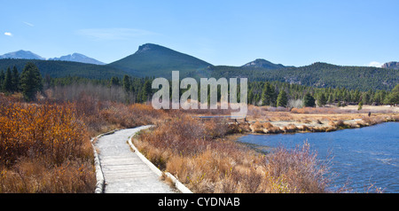 Vue sur les montagnes autour de Lily Lake au-dessus de Estes Park, Colorado. Banque D'Images