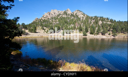 Vue sur les montagnes autour de Lily Lake au-dessus de Estes Park, Colorado. Banque D'Images