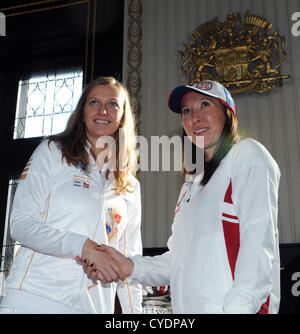 Tirage de tennis Fed Cup final, République tchèque - Serbie. Petra Kvitova tennis player (à gauche) et Jelena Jankovic sont vus à l'Ancien hôtel de ville de Prague, en République tchèque, le 2 novembre 2012. (Photo/CTK Michal Dolezal) Banque D'Images