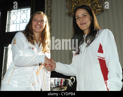 Tirage de tennis Fed Cup final, République tchèque - Serbie. Petra Kvitova tennis player (à gauche) et Ana Ivanovic sont vus à l'Ancien hôtel de ville de Prague, en République tchèque, le 2 novembre 2012. (Photo/CTK Michal Dolezal) Banque D'Images