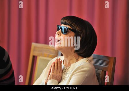 Le 1 novembre, 2012 - Moscou, Russie - Novembre 01.2012.MOSCOU,RUSSIE. Sur la photo : la chanteuse française Mireille Mathieu lors de la conférence de presse à l'Hôtel National de Moscou. Mireille Mathieu donnera un concert au Kremlin Palace concert hall de Moscou le 3 novembre 2012. (Crédit Image : © PhotoXpress/ZUMAPRESS.com) Banque D'Images