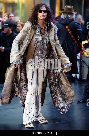 New York, USA. 2e novembre 2012. Steven Tyler sur scène pour NBC Today Show Concert avec Aerosmith, Rockefeller Plaza, New York, NY Le 2 novembre 2012. Photo par : Lee/Everett Collection/Alamy Live News Banque D'Images