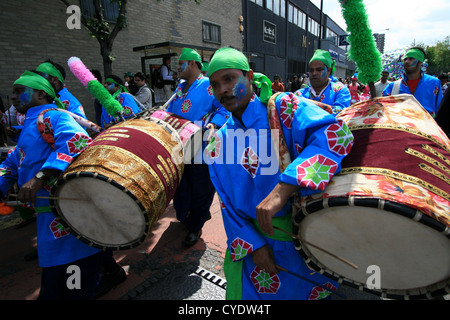 Tambours au Baishakhi Mela Parade, Londres Banque D'Images