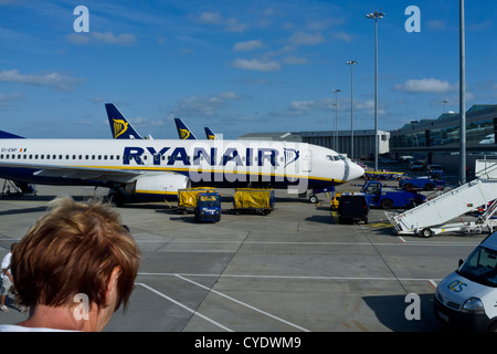 Avion de Ryanair sur le tarmac les passagers à la descente. Banque D'Images