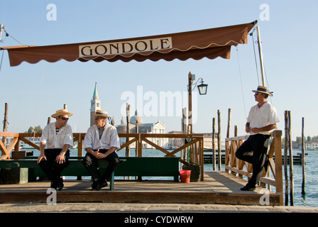 Gondoliers en attente de client par le Canal, Venise, Italie. Banque D'Images