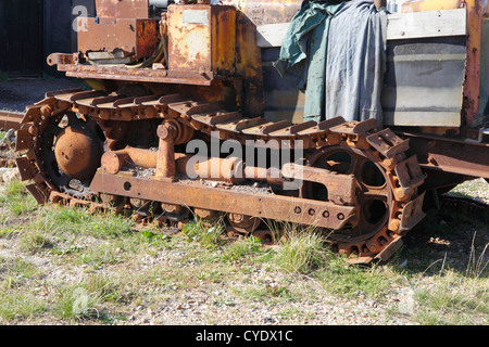 Old rusty Caterpillar Tractor abandonné sur la voie près de Hastings, East Sussex, UK, FR Banque D'Images