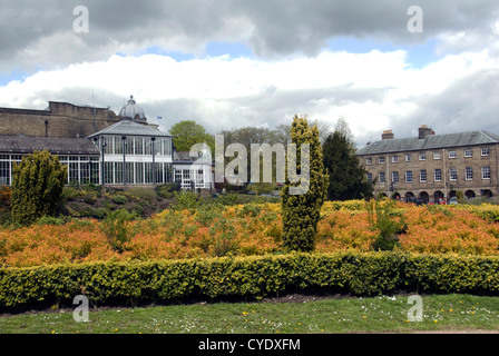 BUXTON DERBYSHIRE ; printemps ; LA COULEUR DANS LES JARDINS ET L'ARCHITECTURE DE BUXTON Banque D'Images