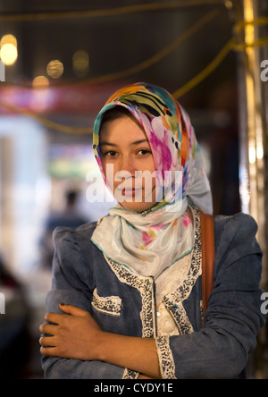 Jeune femme ouïgoure au marché de nuit, Hotan, la région autonome ouïghoure du Xinjiang, Chine Banque D'Images