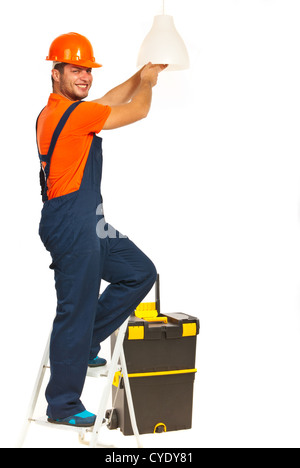 Smiling electrician changer une ampoule isolé sur fond blanc Banque D'Images