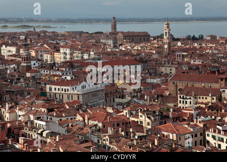 Vue sur les toits de Venise baignée de soleil du soir depuis le haut du Campanile de la place St Marc Banque D'Images