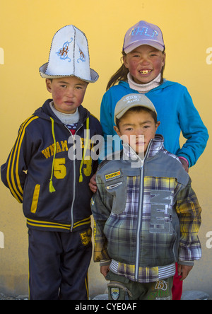 Les enfants kirghizes près du lac Karakul, la région autonome ouïghoure du Xinjiang, Chine Banque D'Images