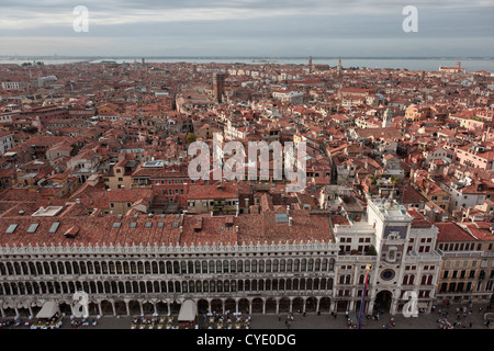 Vue sur les toits de Venise baignée de soleil du soir depuis le haut du Campanile de la place St Marc Banque D'Images