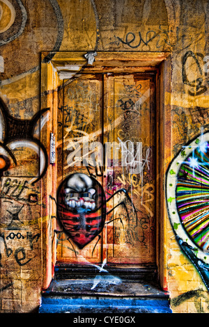 Une zone fortement vandalisé situé dans un emplacement urbain. Banque D'Images