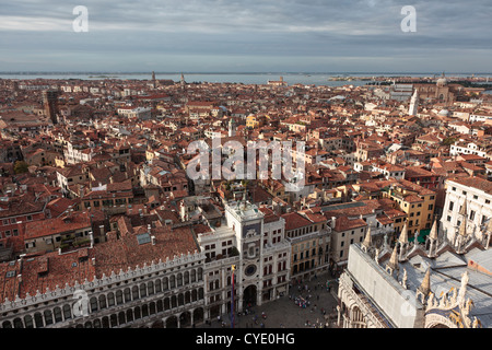 Vue sur les toits de Venise baignée de soleil du soir depuis le haut du Campanile de la place St Marc Banque D'Images