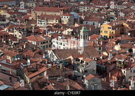 Vue sur les toits de Venise baignée de soleil du soir depuis le haut du Campanile de la place St Marc Banque D'Images