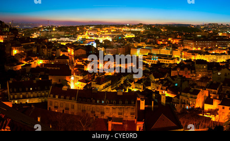 D'Alfama à Lisbonne, Portugal : vue panoramique sur Alfama au coucher du soleil Banque D'Images
