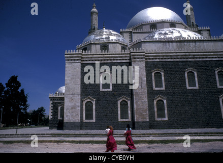 Mosquée Khalid ibn al-Walid avec deux femmes passants à Homs, Syrie 1984 Banque D'Images