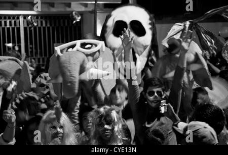 Oaxaca, Mexique. 1er novembre 2012. Dia De Los Muertos - Célébrations de personnes en costume de danse dans les rues de la bande Banque D'Images