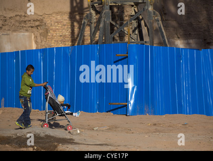 Les enfants dans la vieille ville de Kashgar démolis, la région autonome ouïghoure du Xinjiang, Chine Banque D'Images