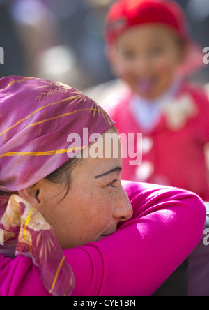 Jeune femme ouïgoure, Opal Village Market, la région autonome ouïghoure du Xinjiang, Chine Banque D'Images