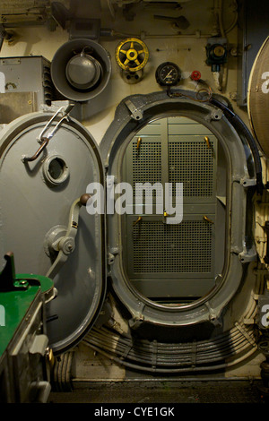 La porte de la salle des machines avant '' contenant les principaux moteurs # 1 et # 2 dans le USS Pampanito (SS-383) Banque D'Images