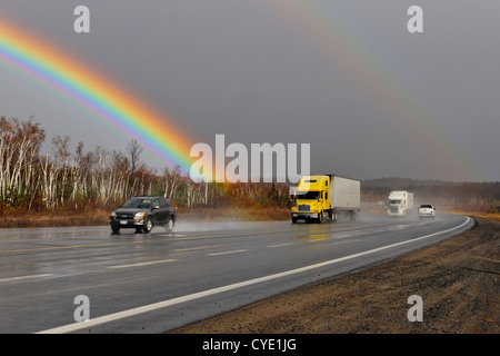 Les nuages de tempête de recul et arc-en-ciel, le Grand Sudbury, Ontario, Canada Banque D'Images