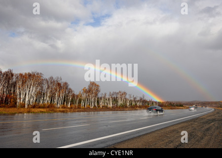 Les nuages de tempête de recul et arc-en-ciel, le Grand Sudbury, Ontario, Canada Banque D'Images