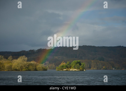 Arc-en-ciel sur Ling Holme, une île sur le lac Windermere, Parc National de Lake District, Cumbria, Angleterre, Royaume-Uni Banque D'Images