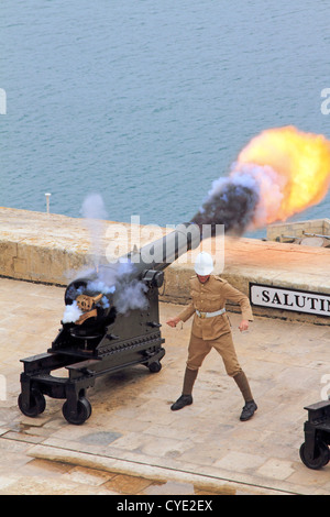 Le canon de midi ne soit tiré de la batterie salut, Upper Barracca Gardens, La Valette. Malte. Banque D'Images