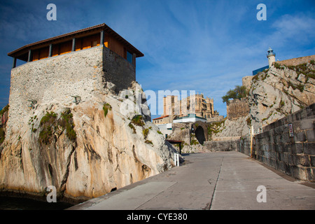 L'Espagne, Cantabria, Cantabria Région Province, Castro-Urdiales, pier view Banque D'Images