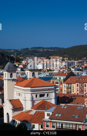 L'Espagne, région des Asturies, Asturies Province, Ribadesella, augmentation de la vue sur la ville Banque D'Images