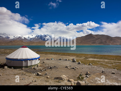 Yourte et des paysages de montagne à Kara Kul Lake sur la Karakoram Highway, la région autonome ouïghoure du Xinjiang, Chine Banque D'Images