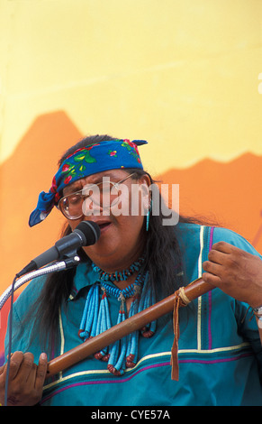 Native American flûtiste à l'Assemblée annuelle de cérémonie indienne intertribal, Gallap, Red Rock State Park, New Mexico, USA Banque D'Images