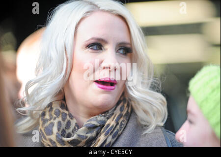 Londres, Royaume-Uni. 2e novembre 2012. Claire Richards du groupe ITV studios étapes quitte Londres South Bank après avoir effectué sur le spectacle de ce matin 2 novembre 2012. Credit : JOHNNY ARMSTEAD / Alamy Live News Banque D'Images