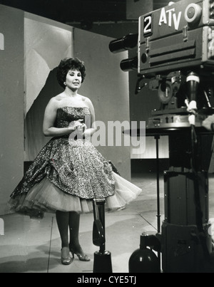 ALMA COGAN (1932-1966) Chanteuse pop britannique à propos de 1956 Banque D'Images