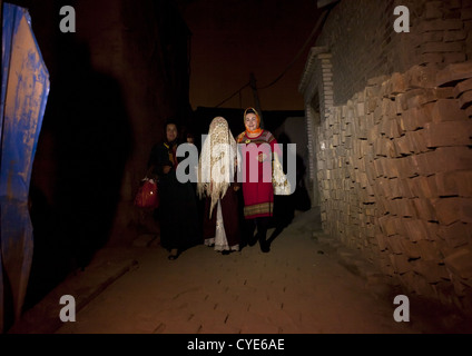 Mariée dans la rue au cours d'un mariage en famille, Kashgar ouïghour, la région autonome ouïghoure du Xinjiang, Chine Banque D'Images