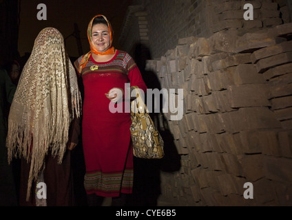 Mariée à un mariage dans la famille ouïghour, Kashgar, la région autonome ouïghoure du Xinjiang, Chine Banque D'Images