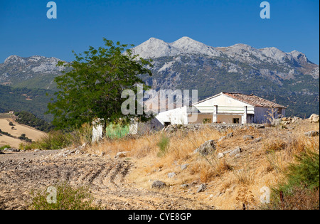 Ancienne villa espagnole avec des montagnes en arrière-plan Banque D'Images