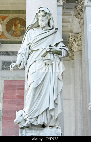 Statue de Saint Luc évangéliste Banque D'Images