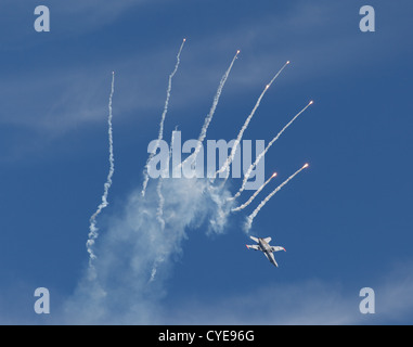 F/A-18 Hornet de l'Armée de l'Air Finlandaise torches dans Libération Kauhava Air Show. Banque D'Images
