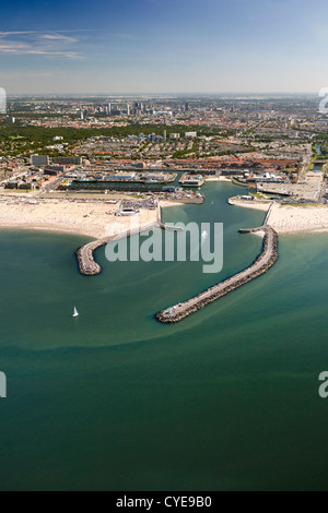 Les Pays-Bas, Scheveningen, à La Haye ou en néerlandais. Port de pêche ou sur le port. Les gens en train de bronzer sur la plage. L'été. Vue aérienne. Banque D'Images